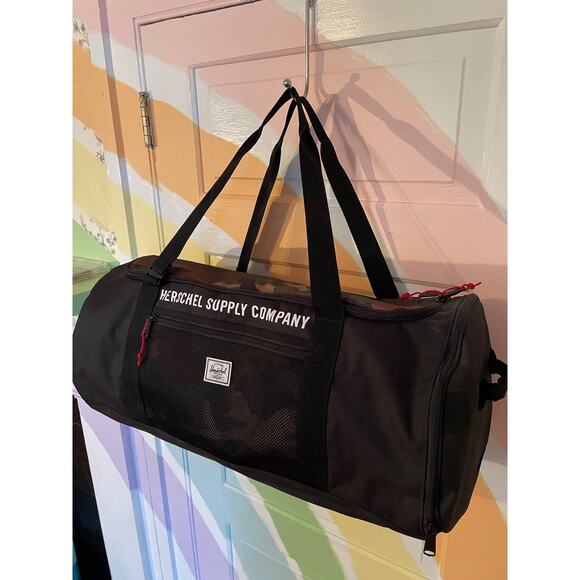 Herschel Supply Co Camo Duffle Bag Black Gym Travel Weekend NEW Without Tags - Picture 3 of 9